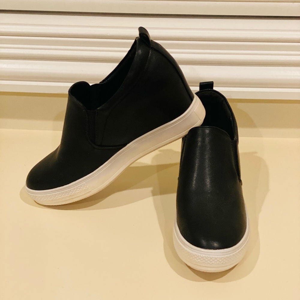 NWOT WANTED SHOES INC.
WOMEN'S POCONO SLIP ON CASUAL SHOE
Women – Size8 8